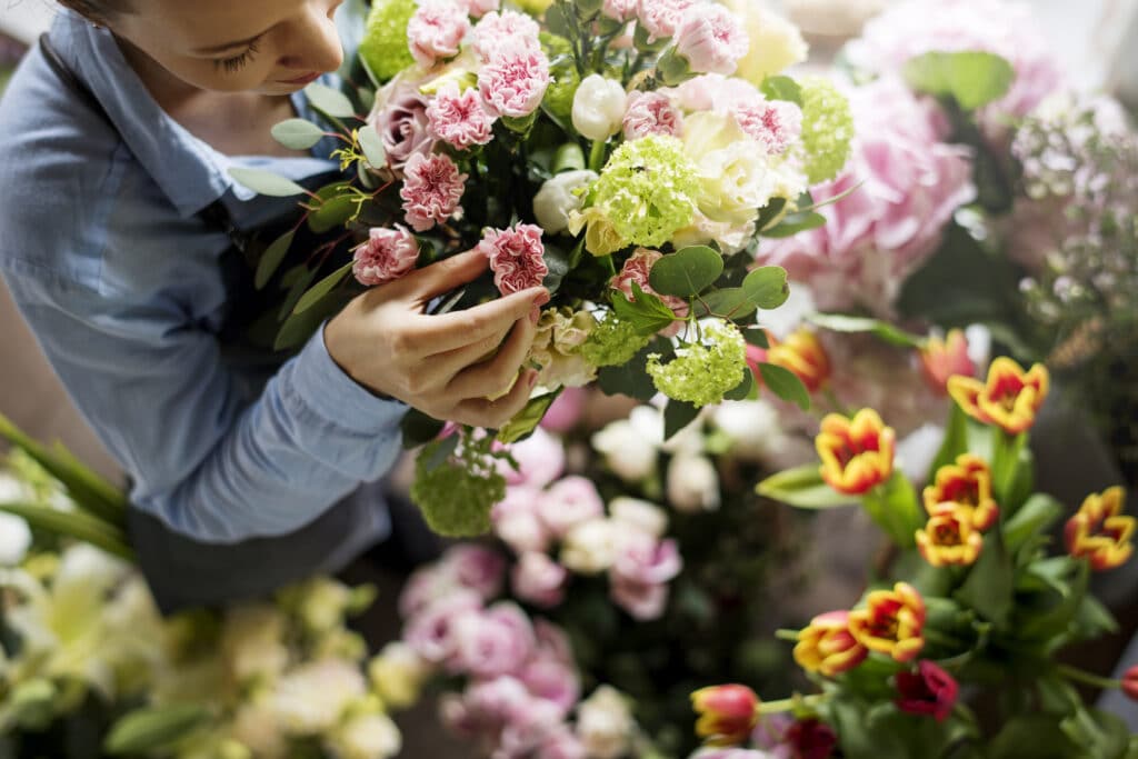 Florist,making,fresh,flowers,bouquet,arrangement
