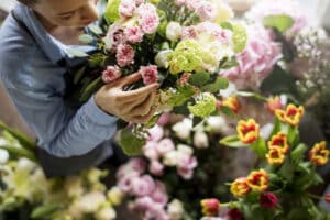 Florist,making,fresh,flowers,bouquet,arrangement